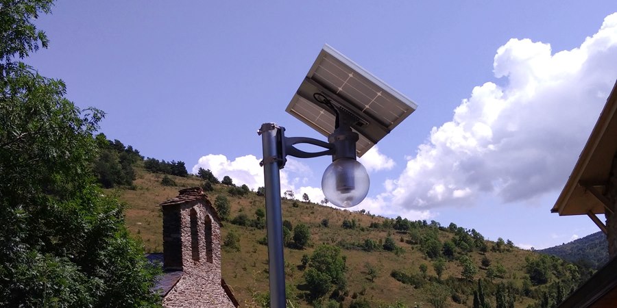 Farola solar LED LUNA REFLEX en ámbito rural