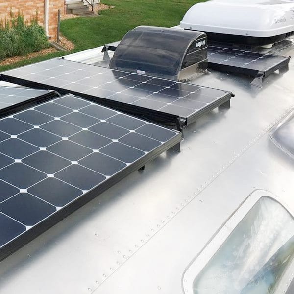 Panel solar 12V montado en caravana