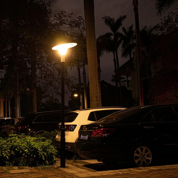 Farola solar LED de alumbrado público ATHENA 18W, ejemplo aplicación noche.