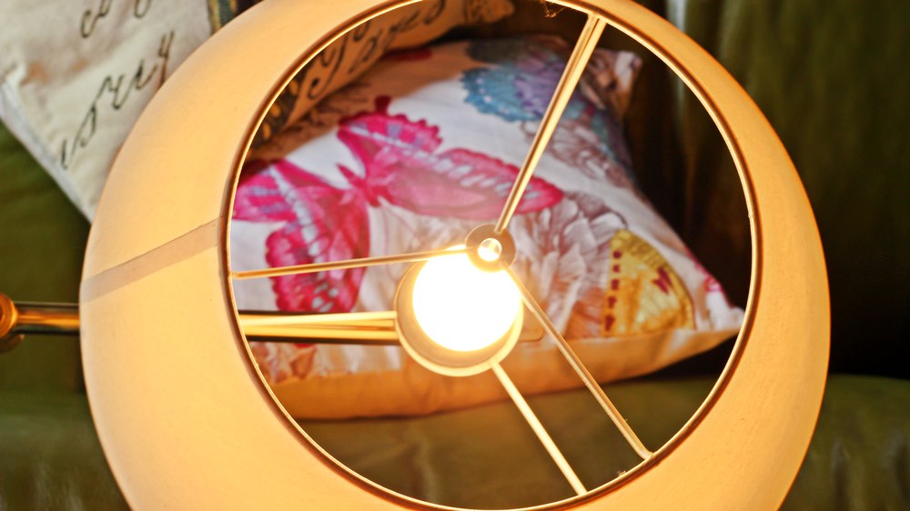 Lámpara con bombilla esfera LED TEMA E27 | 6W 